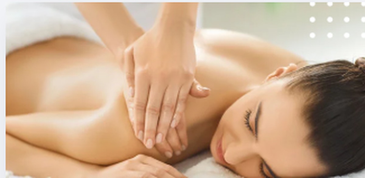 Entspannte Frau genießt eine wohltuende Rückenmassage